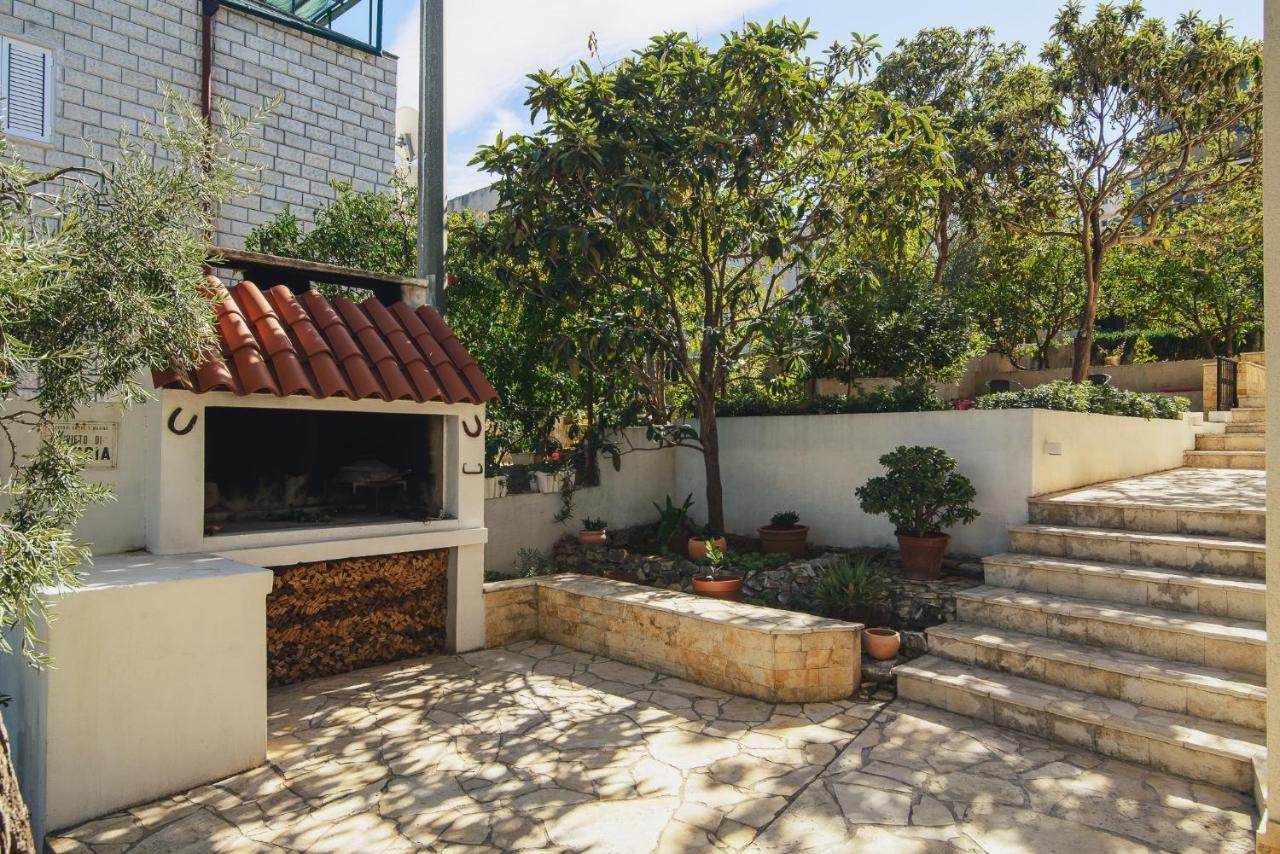 Villa Bua - Beautiful Seafront Apartments Trogir Zewnętrze zdjęcie