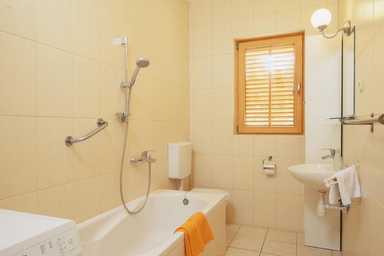 Villa Bua - Beautiful Seafront Apartments Trogir Zewnętrze zdjęcie