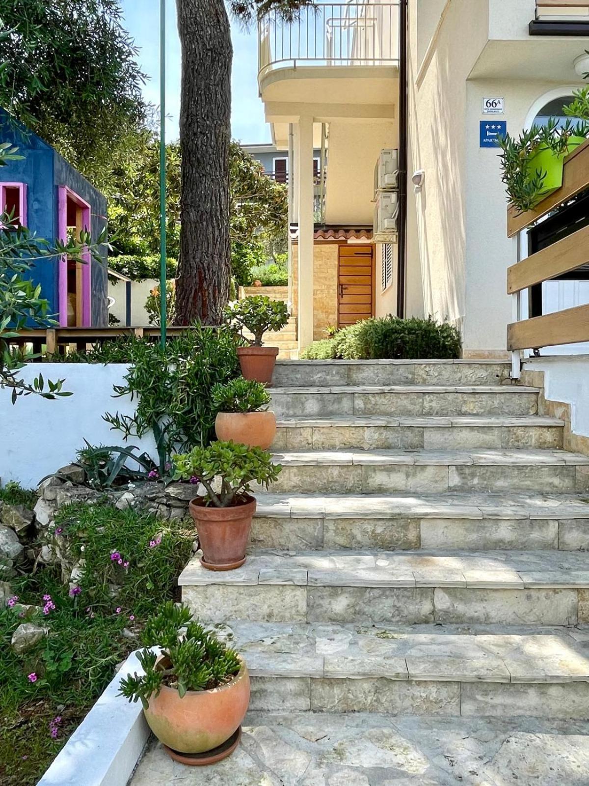 Villa Bua - Beautiful Seafront Apartments Trogir Zewnętrze zdjęcie