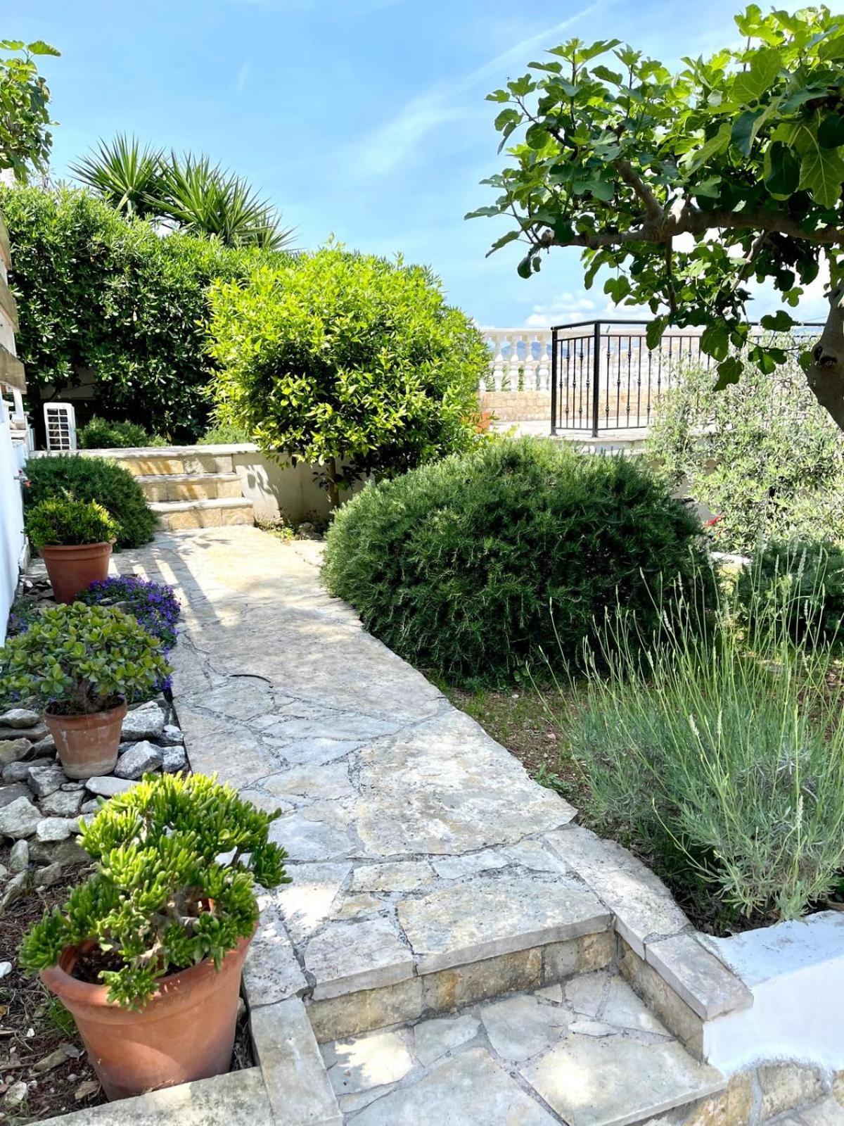Villa Bua - Beautiful Seafront Apartments Trogir Zewnętrze zdjęcie